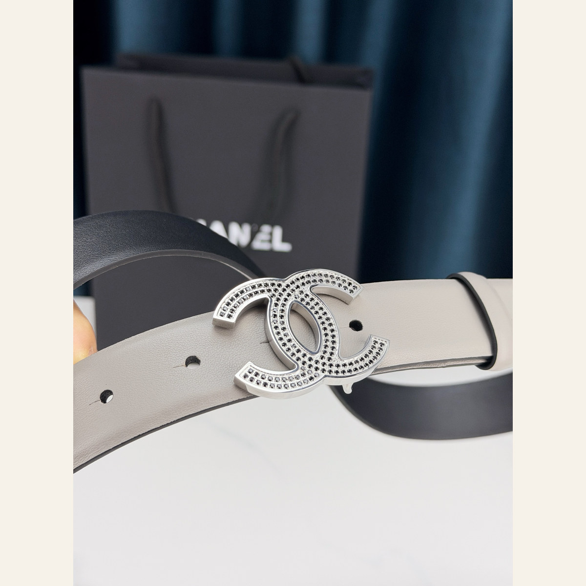 Chanel Crystal CC Reversible 30 mm, buckle close-up