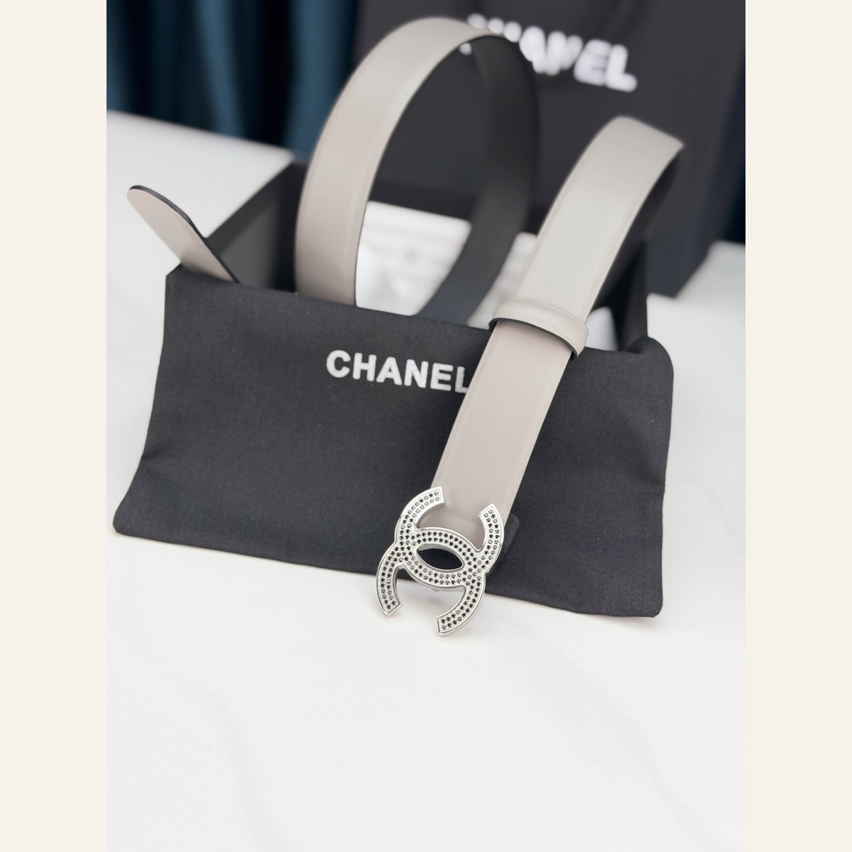 Chanel Crystal CC Reversible 30 mm, buckle attachment view