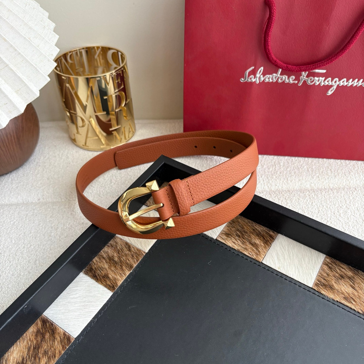 Ferragamo Slim Pin Buckle Reversible 25 mm, buckle close-up