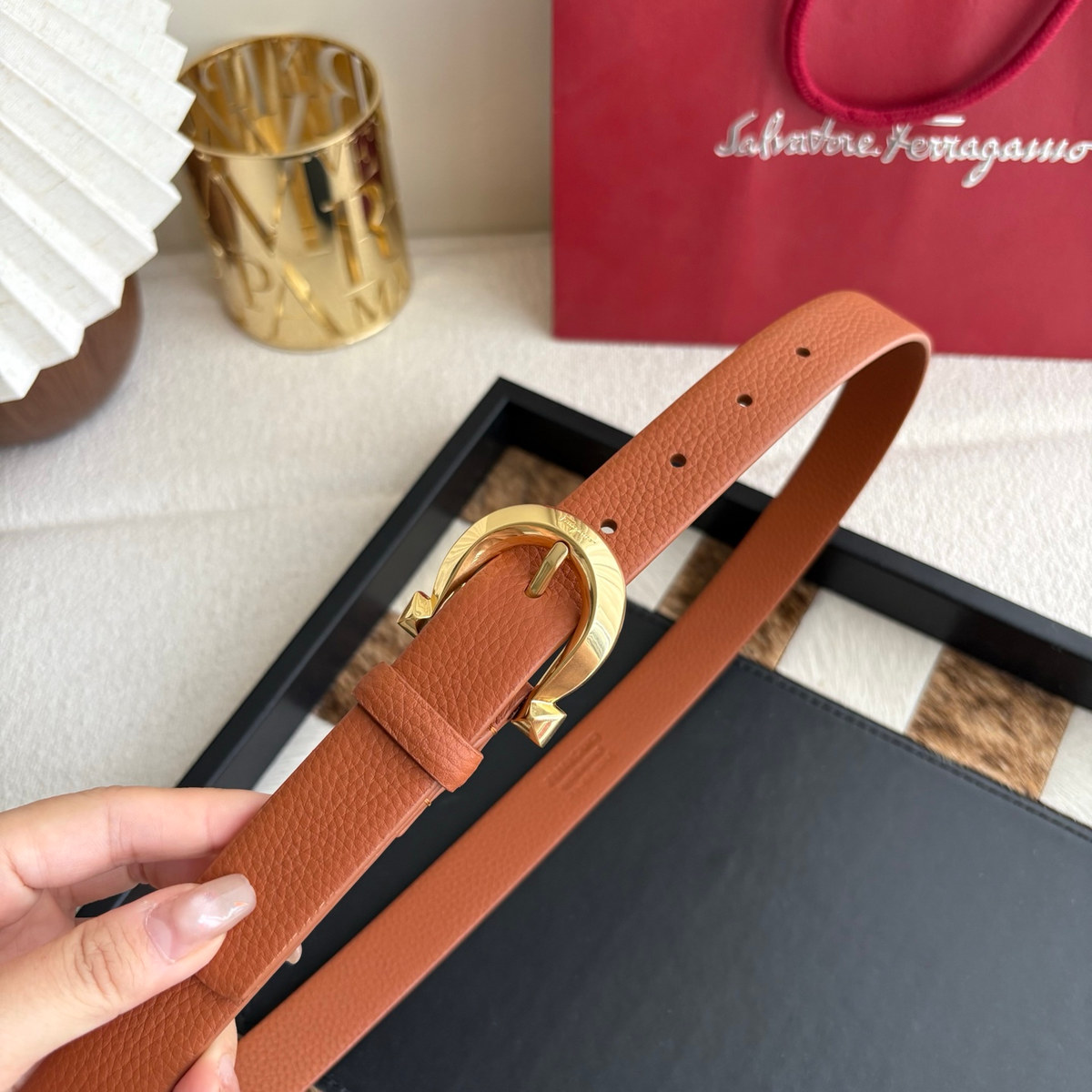 Ferragamo Slim Pin Buckle Reversible 25 mm, strap and edge detail