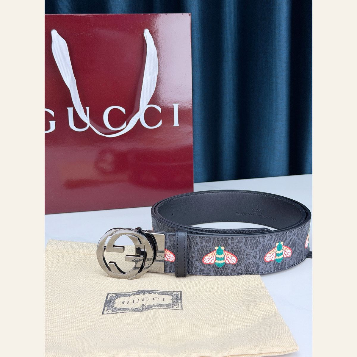 Gucci Bee Canvas Double G 38 mm, buckle close-up