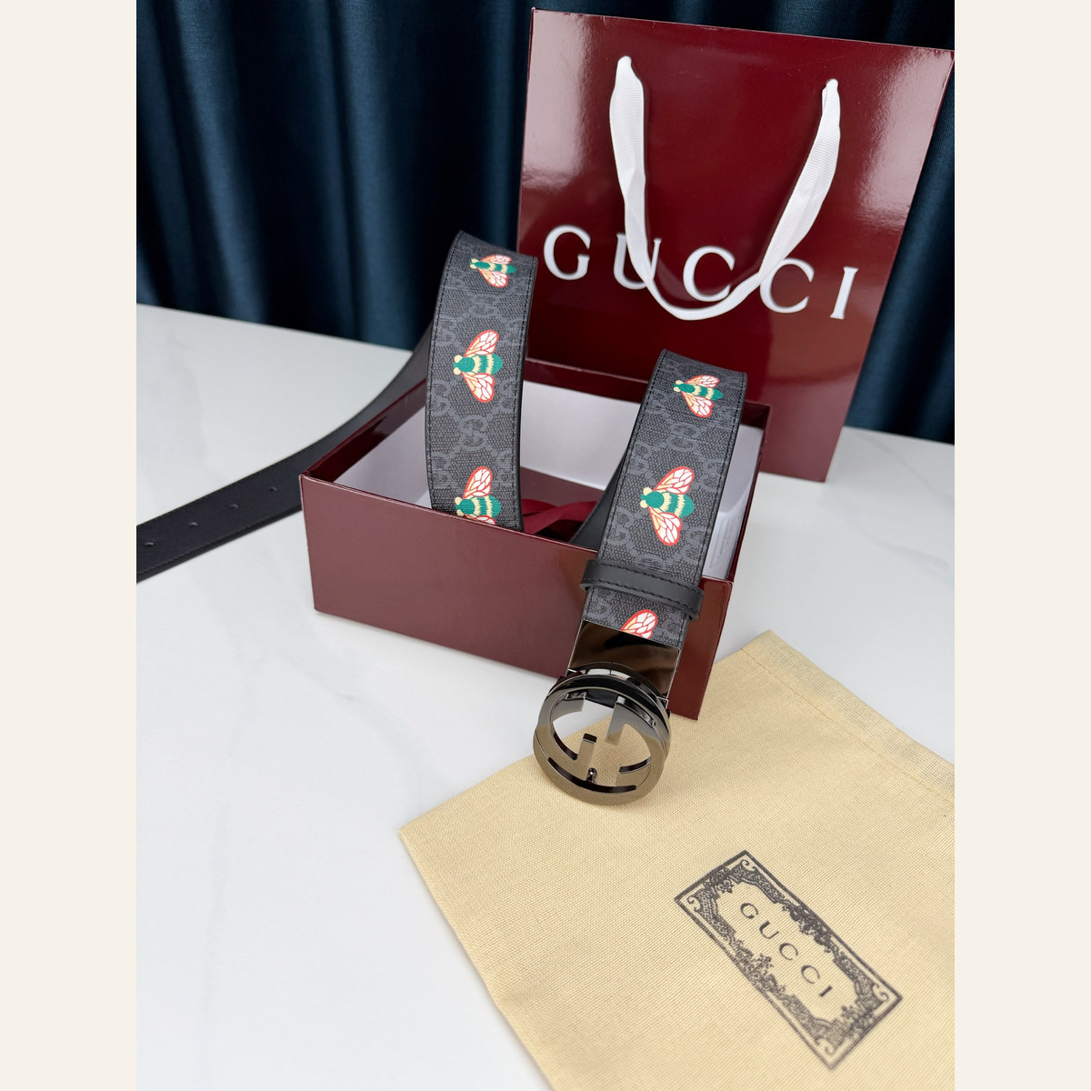 Gucci Bee Canvas Double G 38 mm, buckle attachment view