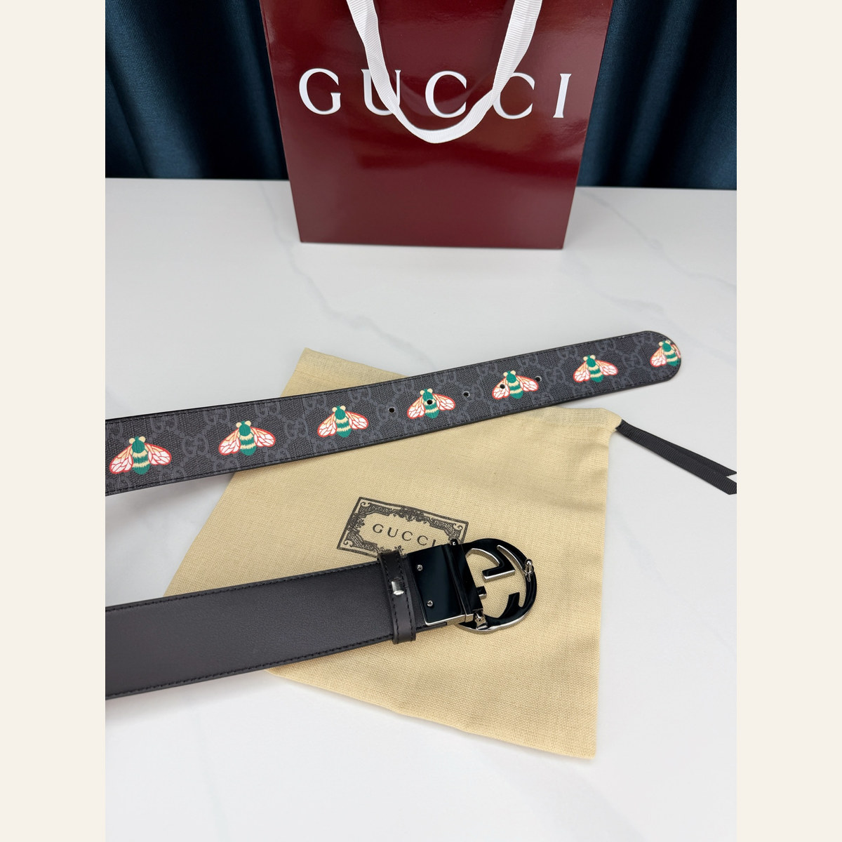 Gucci Bee Canvas Double G 38 mm, strap and edge detail