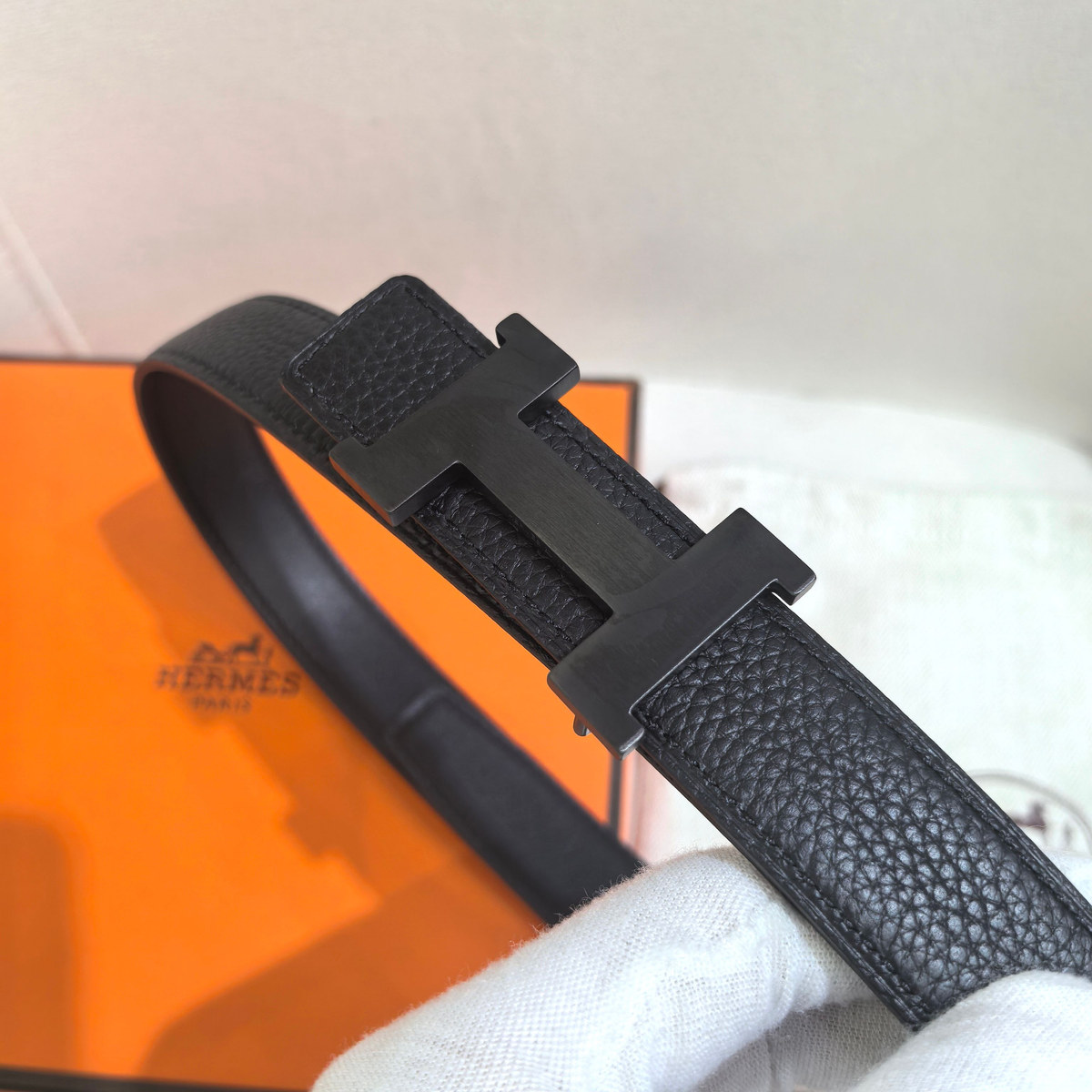 Hermès H Buckle Reversible 24 mm، تفصيل سطح الحزام والحواف