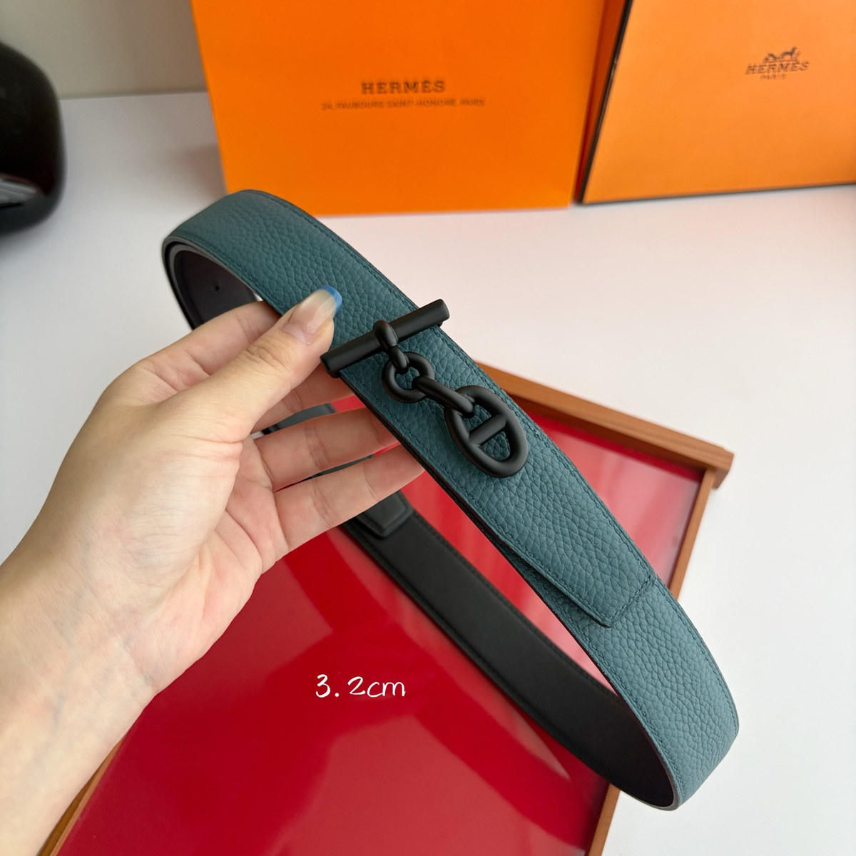 Hermès H Buckle Reversible 32 mm, buckle close-up