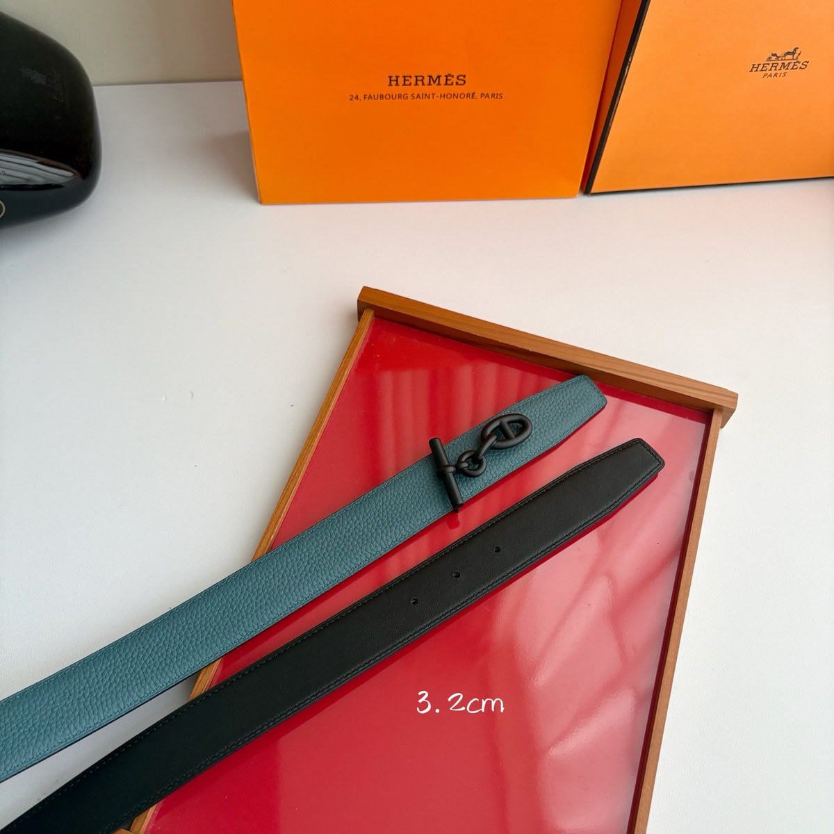 Hermès H Buckle Reversible 32 mm, buckle attachment view