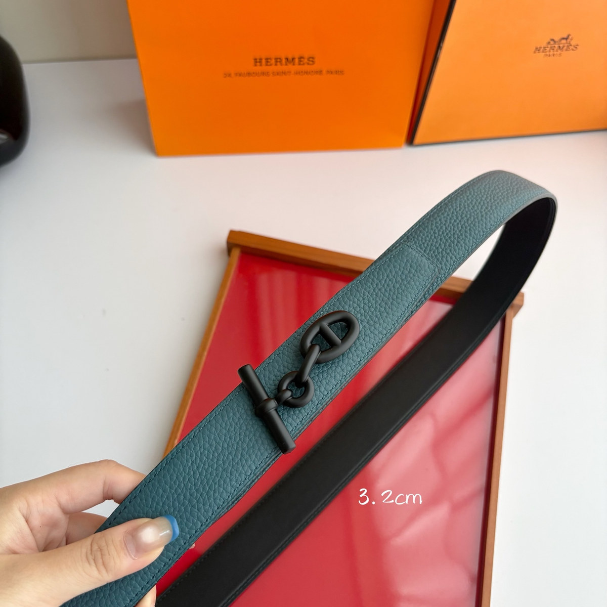 Hermès H Buckle Reversible 32 mm, strap and edge detail