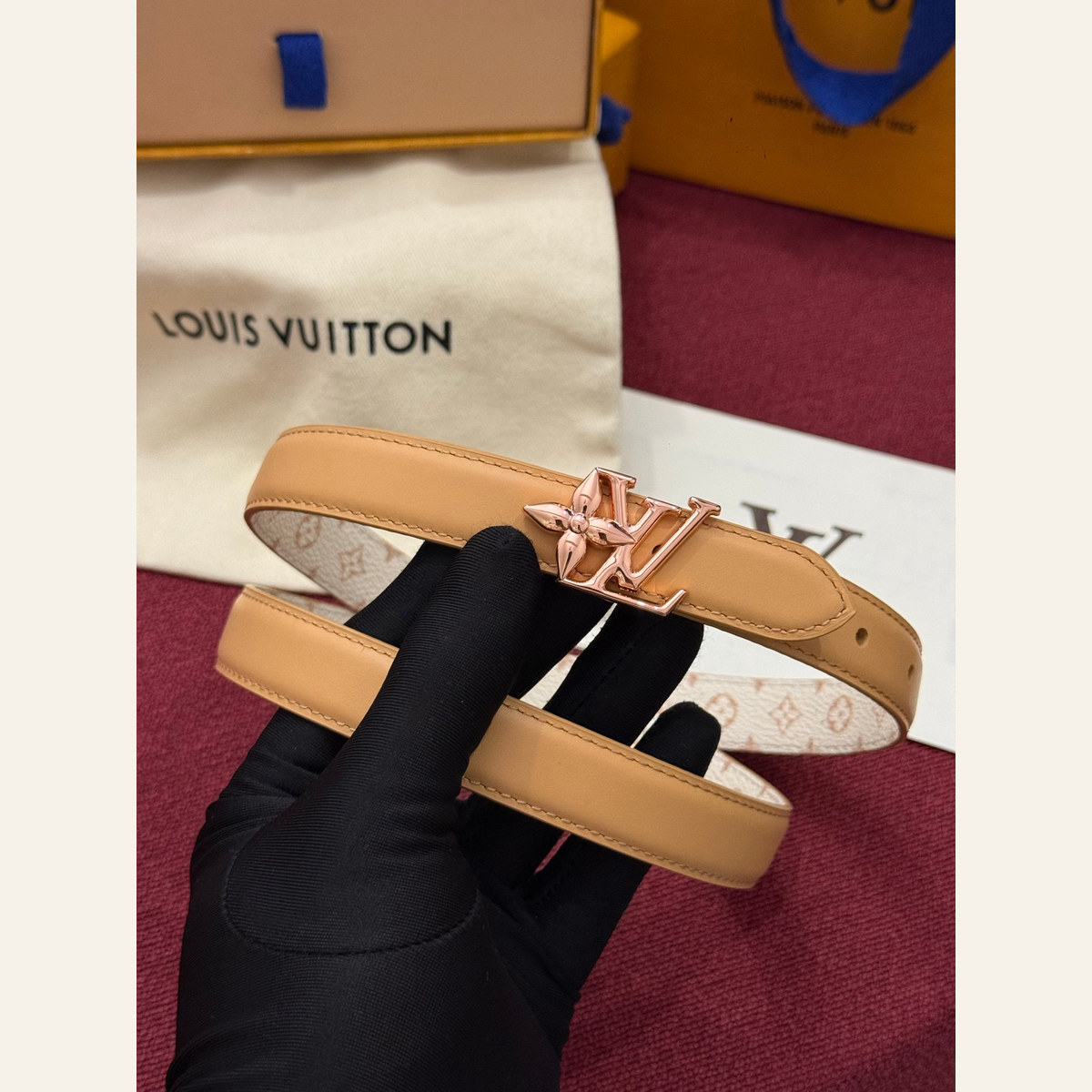 Louis Vuitton LV Bloom Reversible 20 mm, buckle attachment view