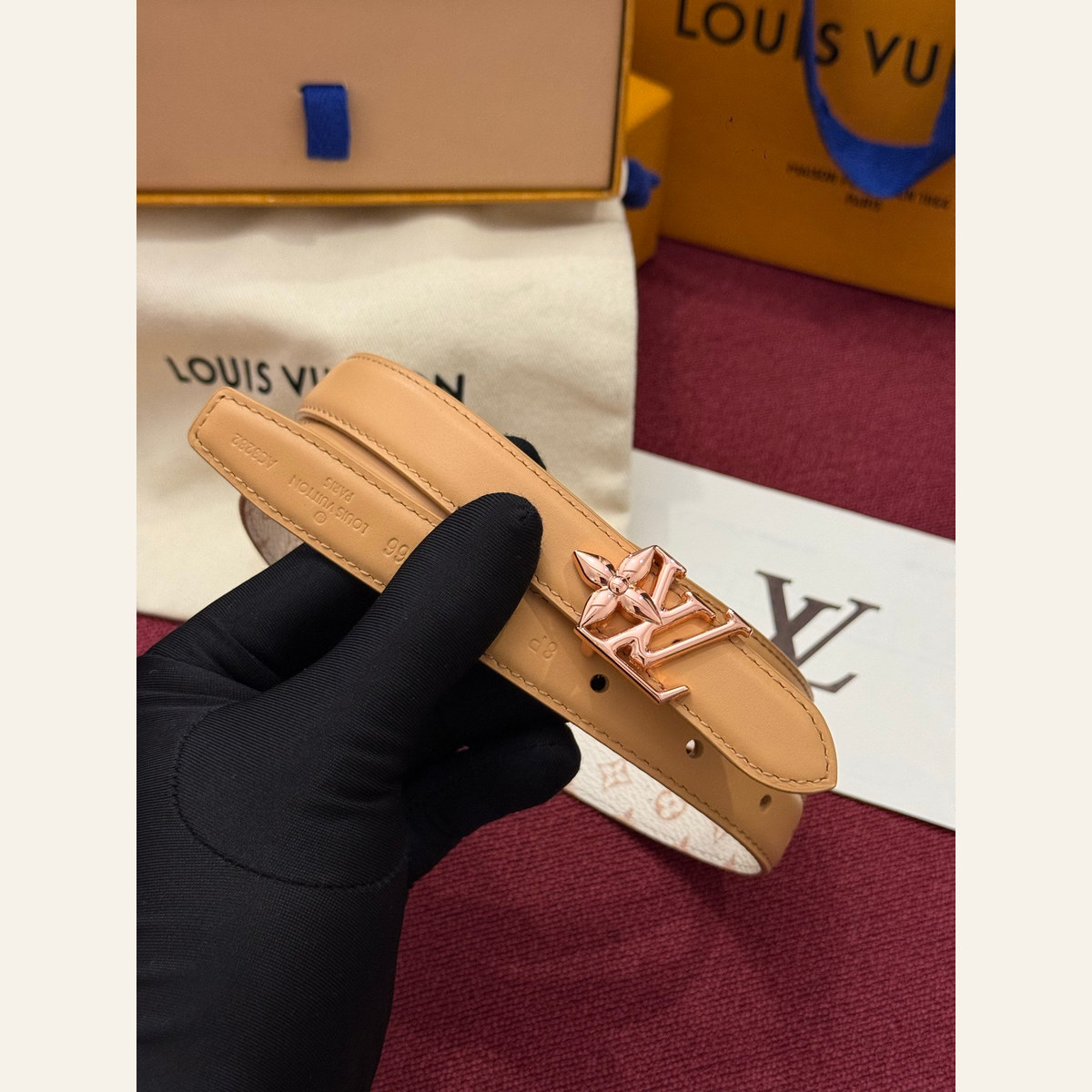 Louis Vuitton LV Bloom Reversible 20 mm, strap and edge detail