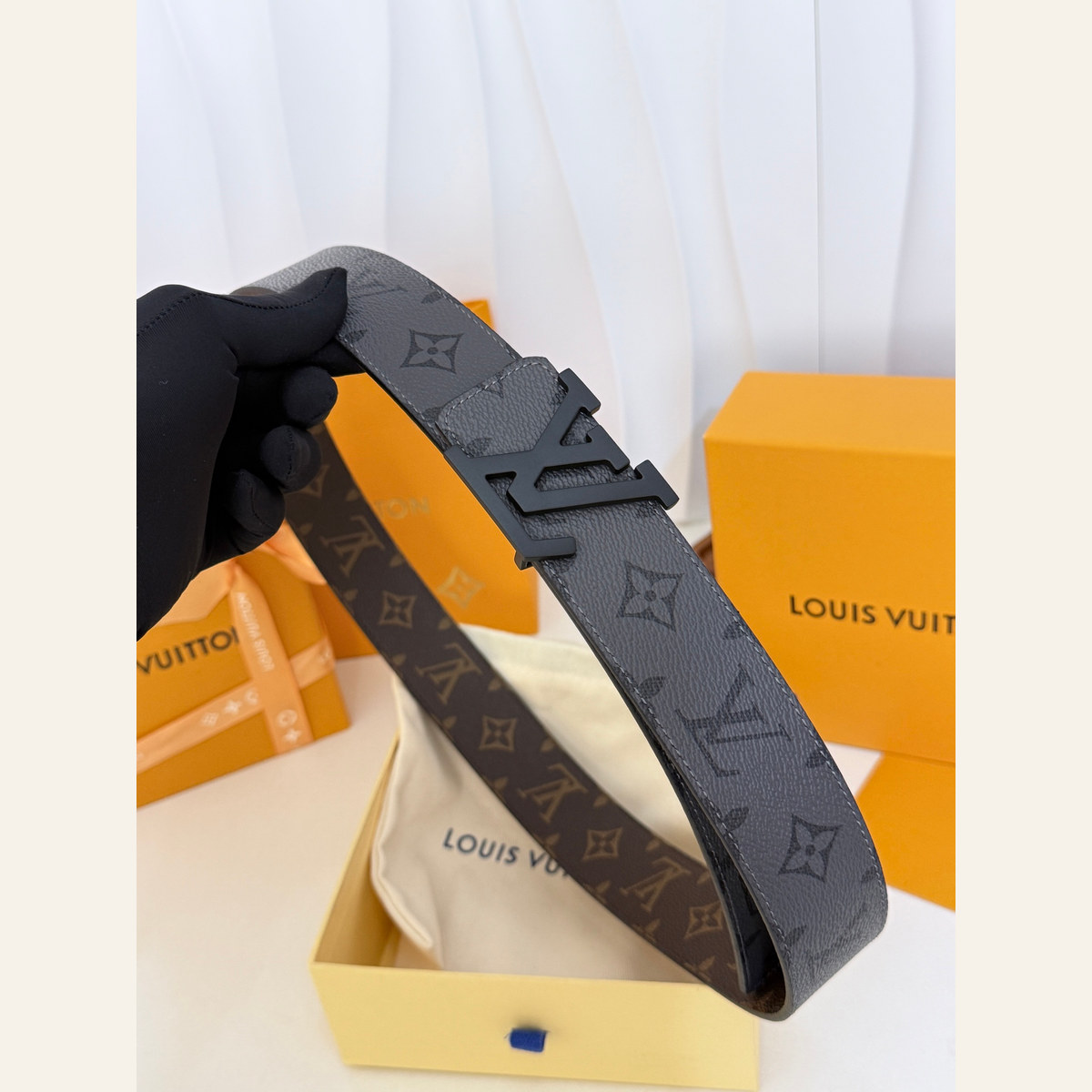 Louis Vuitton Initiales Reversible 40 mm, buckle attachment view