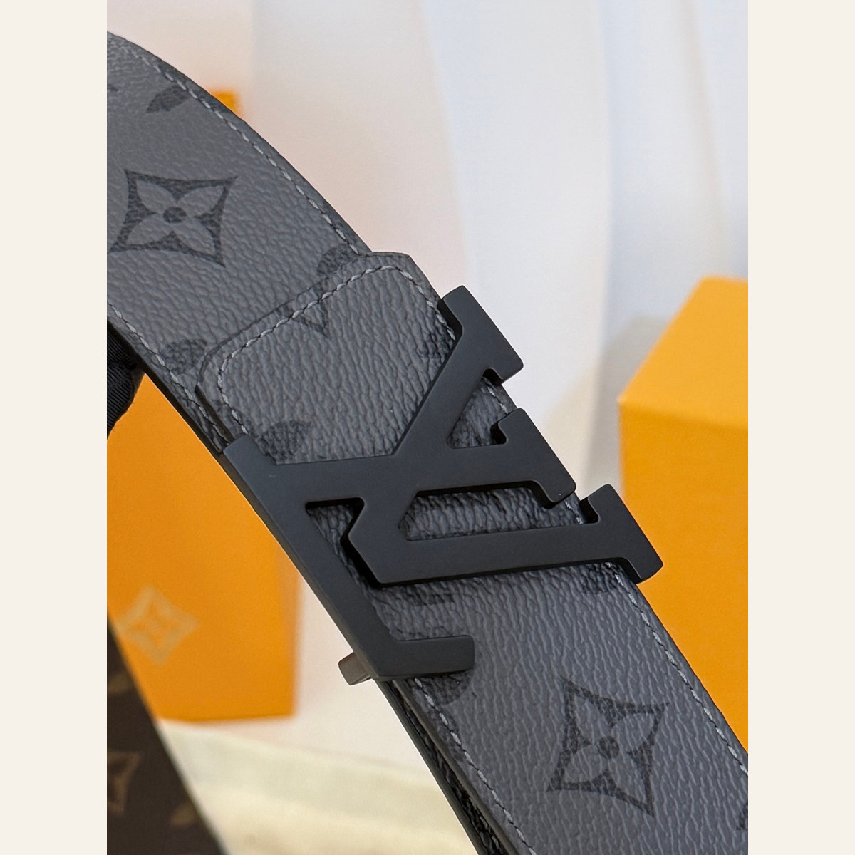 Louis Vuitton Initiales Reversible 40 mm, strap and edge detail