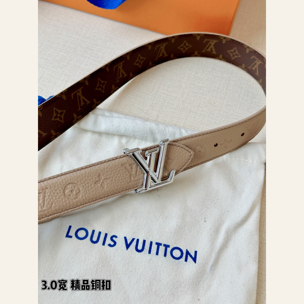Louis Vuitton Shadow Reversible 30 mm, крупный план пряжки